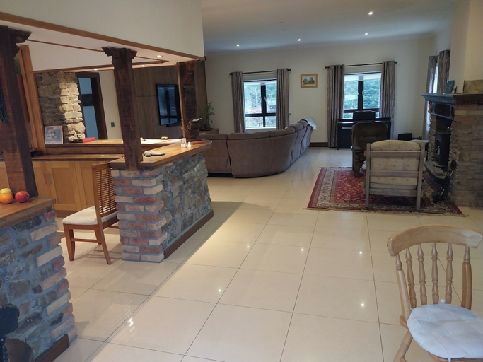 Interior 2, House Sleeps 11 With Parking
