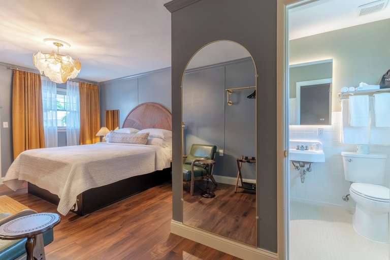 Room 4, Guest House Motel, Pike