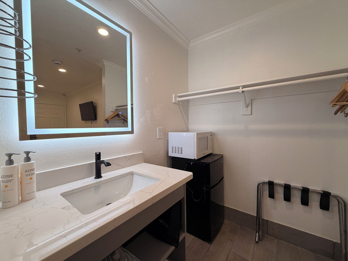 Bathroom 5, SurfSide Stay Morro Bay, San Luis Obispo