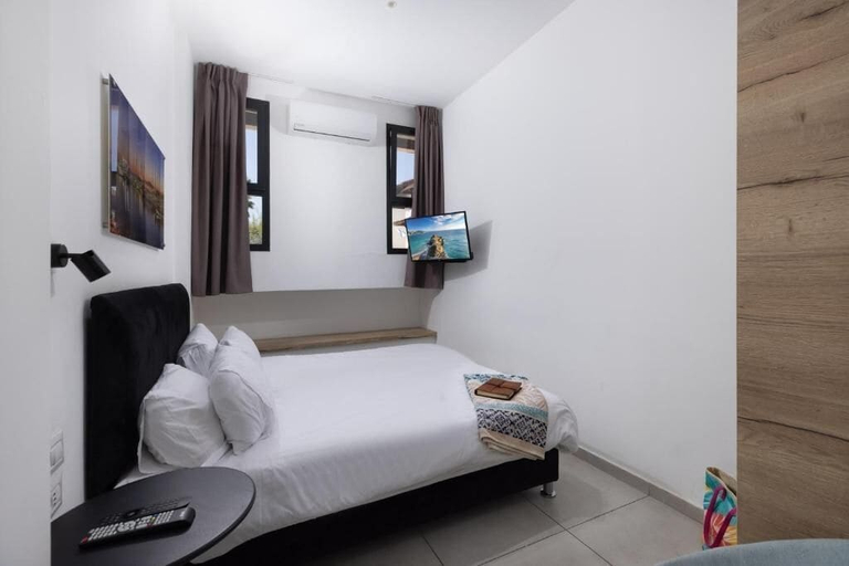 Room 2, Razin 37