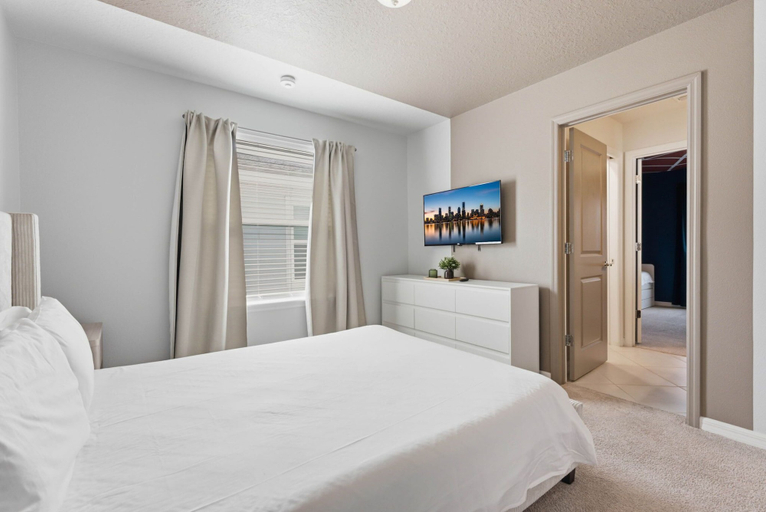 Room 2, Spacious Family Escape, Pool & Game Room, Lake