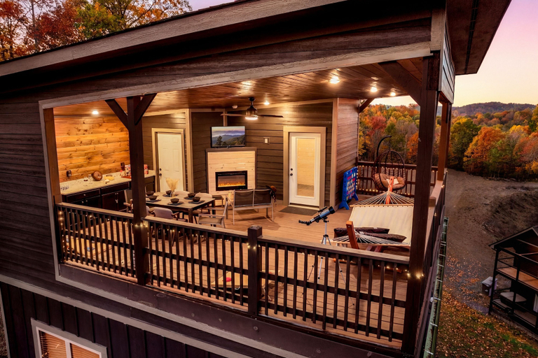 Room 4, Skydeck Pinnacle in Sevierville, Sevier