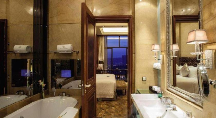 Bathroom 4, Chateau Star River Taiyuan, Taiyuan