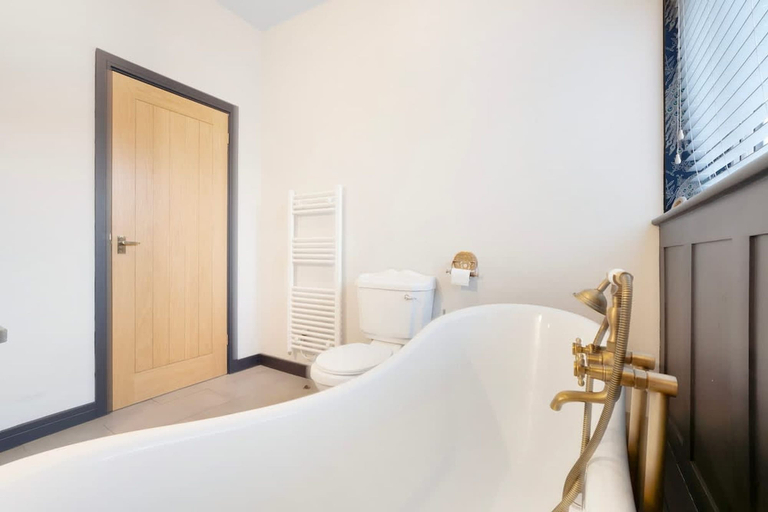 Room 5, Modern 2 Bedroom Home With TV Wifi Parking, Sunderland