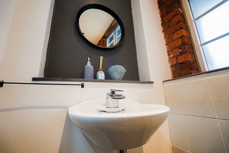Bathroom 5, Sleeps8-familyfriendly-4bed-centralsheffield, Sheffield