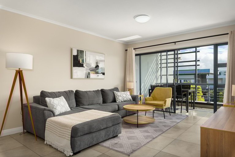 Room 5, Modern Century City 2 bed Communal Pool Braai, City of Cape Town