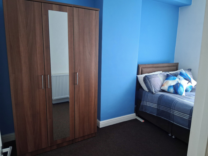 Room 2, House Sleeps 5 With Parking and Garden, Caerphilly