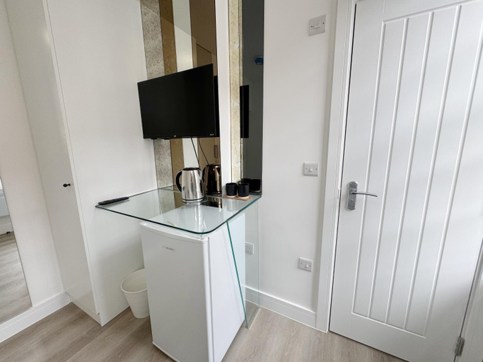 Others 4, The Kingston Residence, London