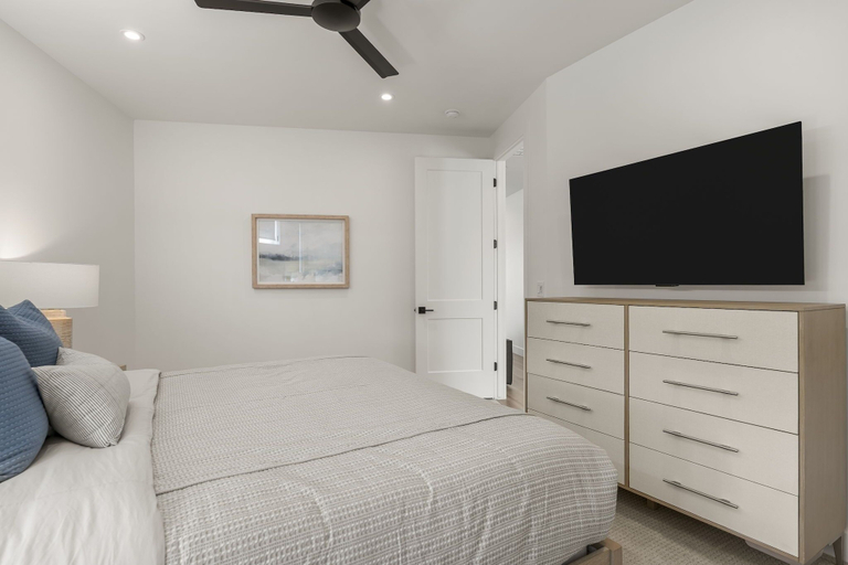 Room 2, Courtside Sunsets 5 Bedroom Townhouse, Washington