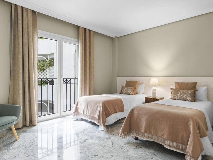 Room 5, 3 Dormitorios en Playas del Duque Puerto Ban s, Málaga