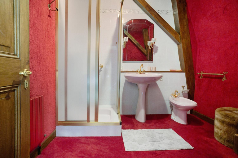 Bathroom 3, Les Jardins De La Beylie, Dordogne