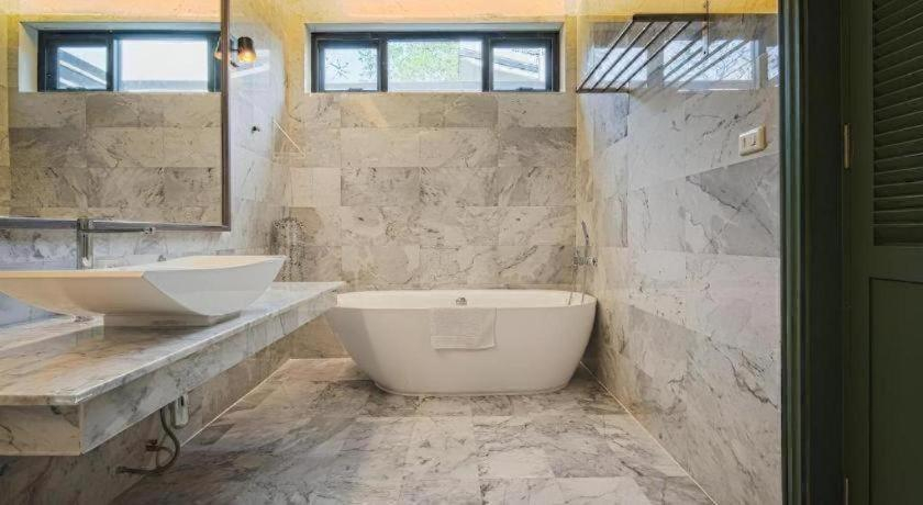 Bathroom 5, Lumphawa Amphawa Resort, Muang Samut Songkhram