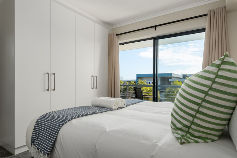 Room 2, Modern Century City 2 bed Communal Pool Braai, City of Cape Town