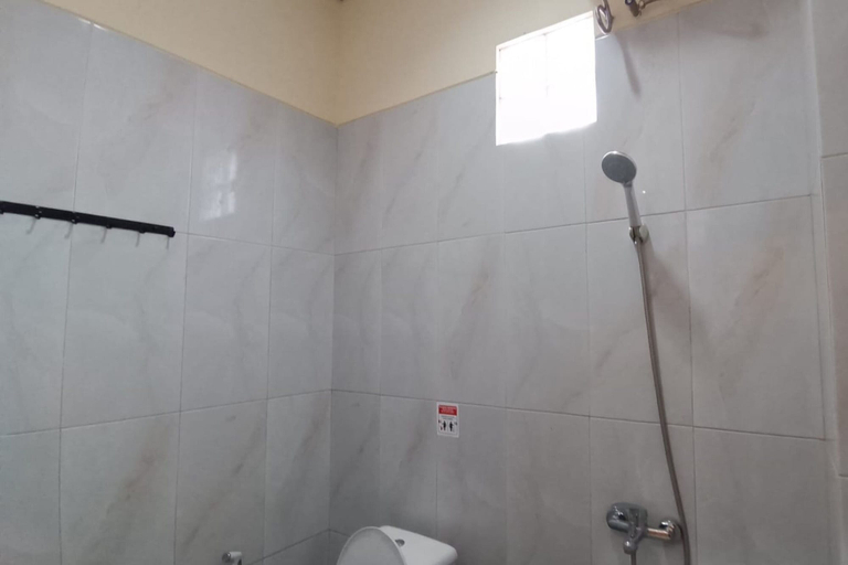 Bathroom 3, Collection O near Adisutjipto Airport, Sleman
