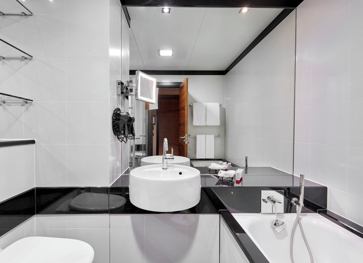 Bathroom 5, Leonardo Royal London Tower Bridge, London