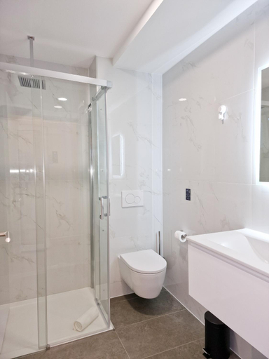 Bathroom 5, Golfinho Azul, Odemira