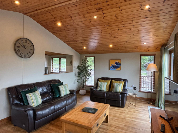 Others 5, Skylark Lodge with Hot Tub, Fife