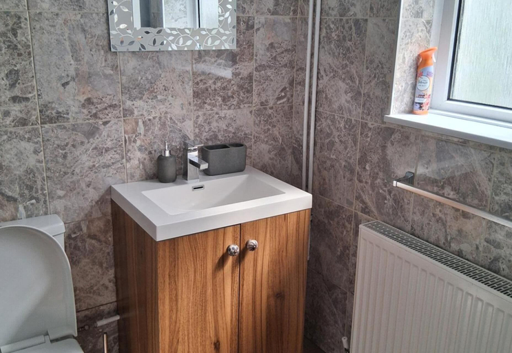 Bathroom 4, House Sleeps 5 With Parking and Garden, Caerphilly