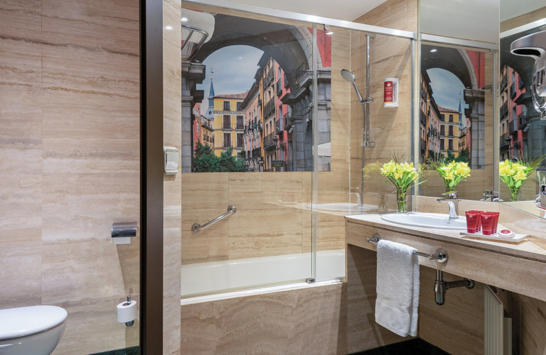 Bathroom 4, Leonardo Hotel Madrid City Center, Madrid