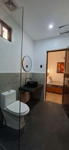 Bathroom 3, Plato De Ciudad II, Malay