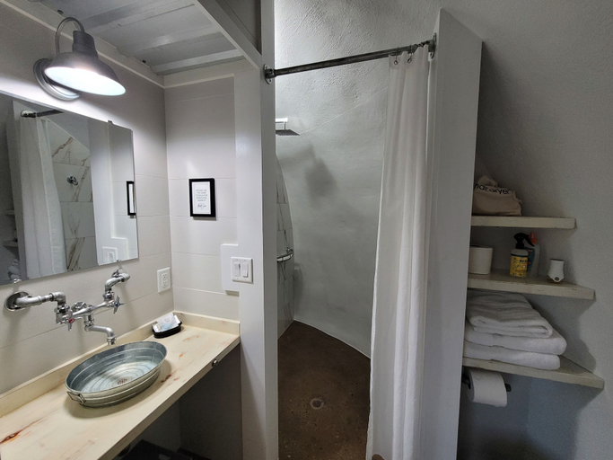 Bathroom 3, Country Dome Suites, Austin