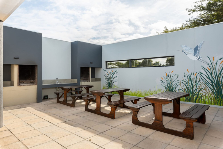 Room 3, Modern Century City 2 bed Communal Pool Braai, City of Cape Town