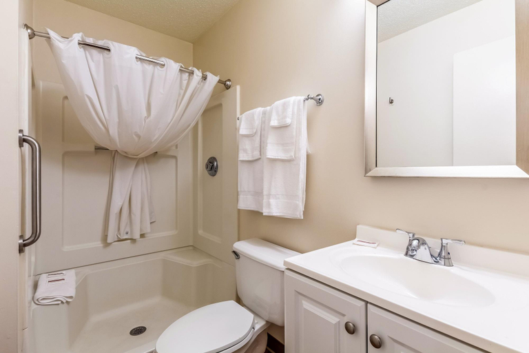 Bathroom 4, HomeTowne Studios Louisville, Jefferson