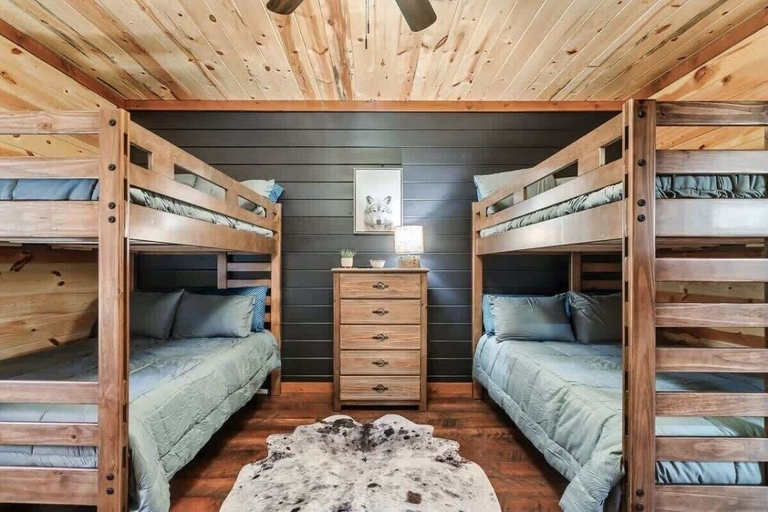 Room 2, Laughing Fox Lodge 8 Bedroom Cabin, Sevier