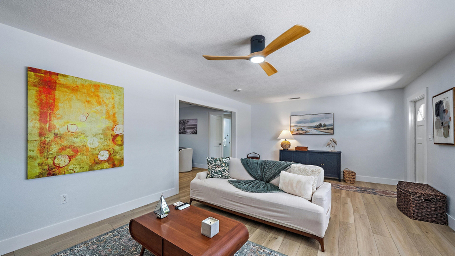 Living area 2, Hemingway Hideaway 2 Bedroom Home, Sarasota