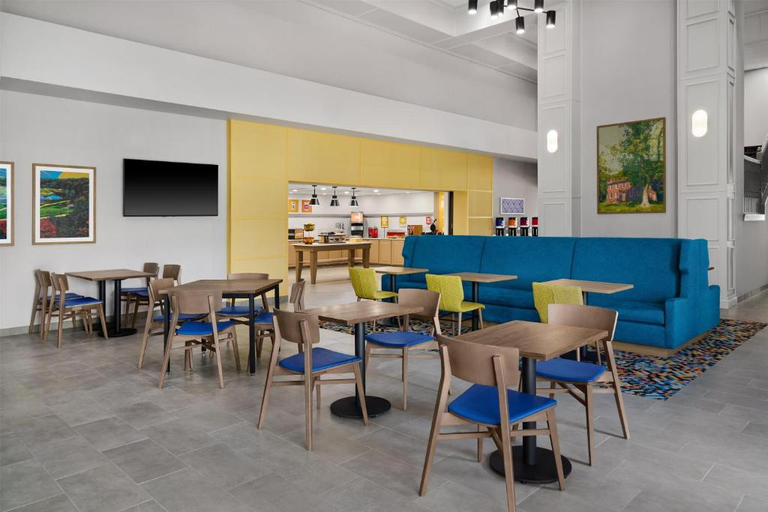 Food & Drinks 5, Hampton Inn & Suites Cleveland-Southeast/Streetsbo, Portage