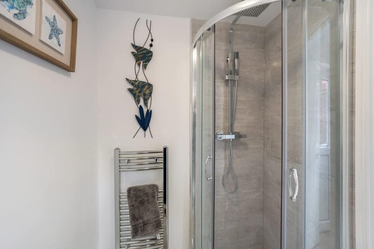 Room 3, 4BR South Shields Stay Sleeps 8 by Stay With Us, South Tyneside