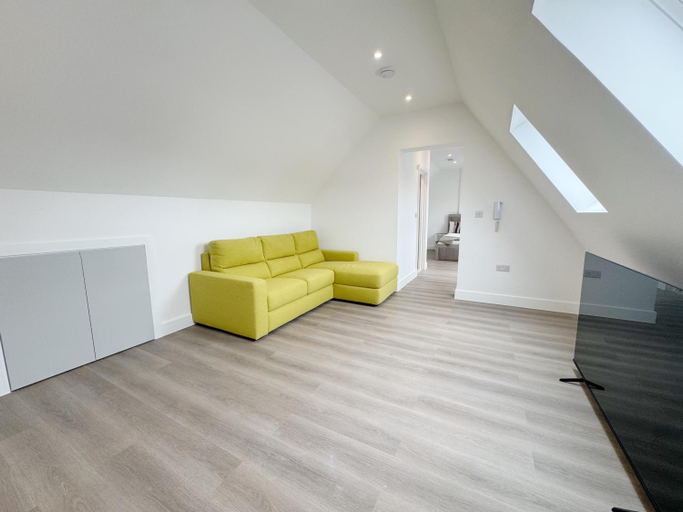 Others 3, The Kingston Residence, London