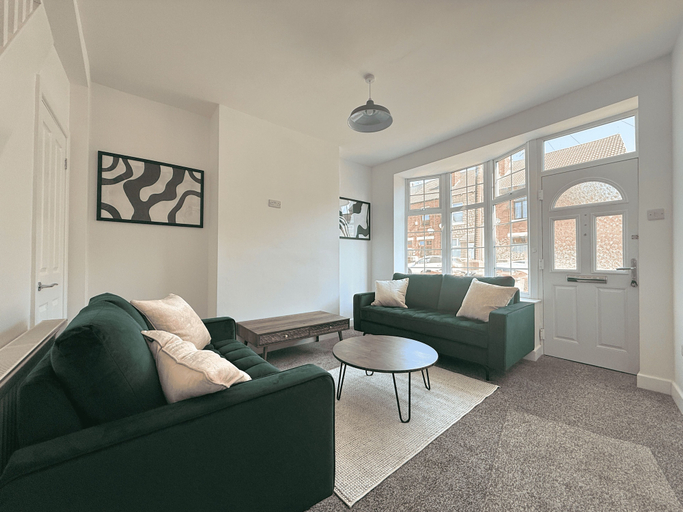 Living area 5, Gem of a Stay - Comfortable 3 Bed House, Rotherham