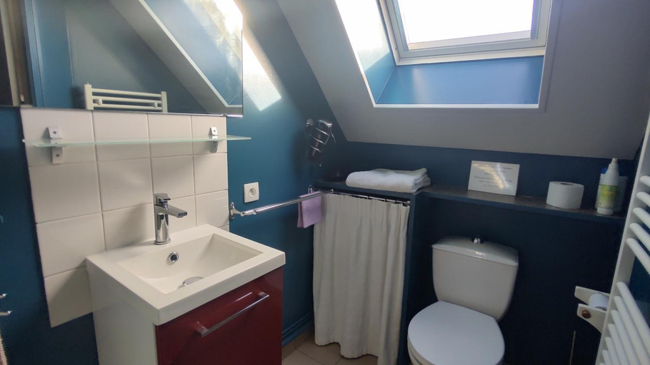 Bathroom, Studio au 2e etage de notre maison de ville, Calvados