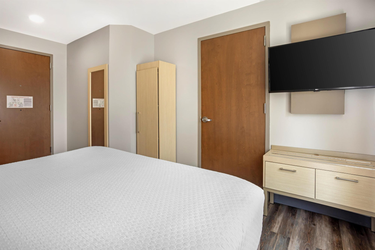 Bedroom 4, Best Western Roslyn-Long Island Hotel, Nassau