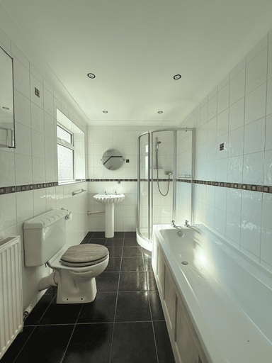 Bathroom 2, Gem of a Stay - Comfortable 3 Bed House, Rotherham