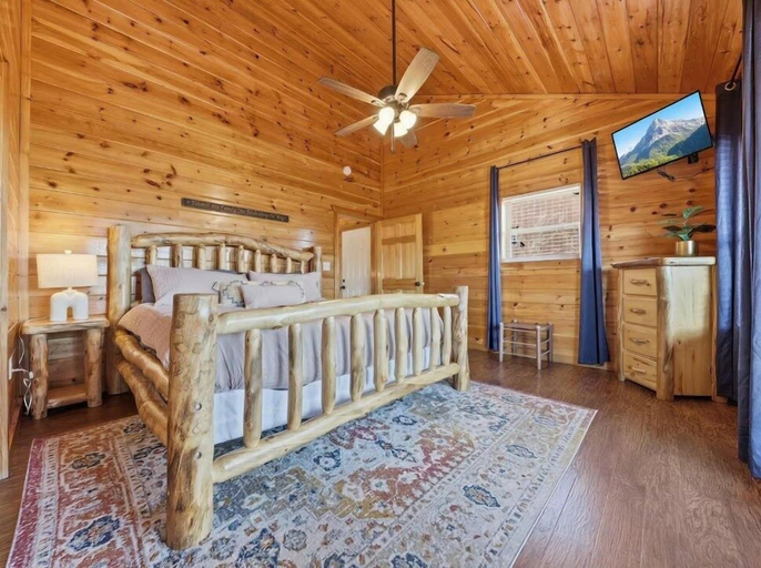 Room 4, Robin's View 5 Bedroom Cabin, Sevier