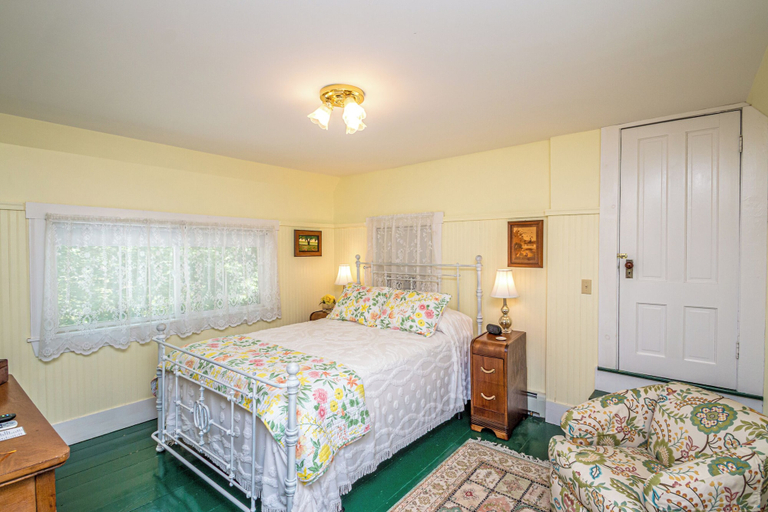 Room 4, RoseWood Landing, Carroll