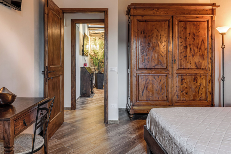 Room 5, Jacuzzi Luxury Chianti Road - 3BR Free Parking, Florence