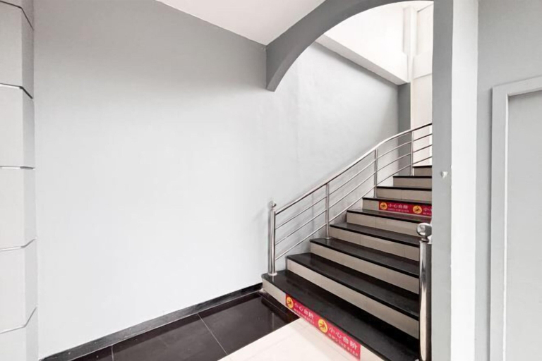 Interior 3, RedDoorz @ First Homestay Bypass Kuta, Badung