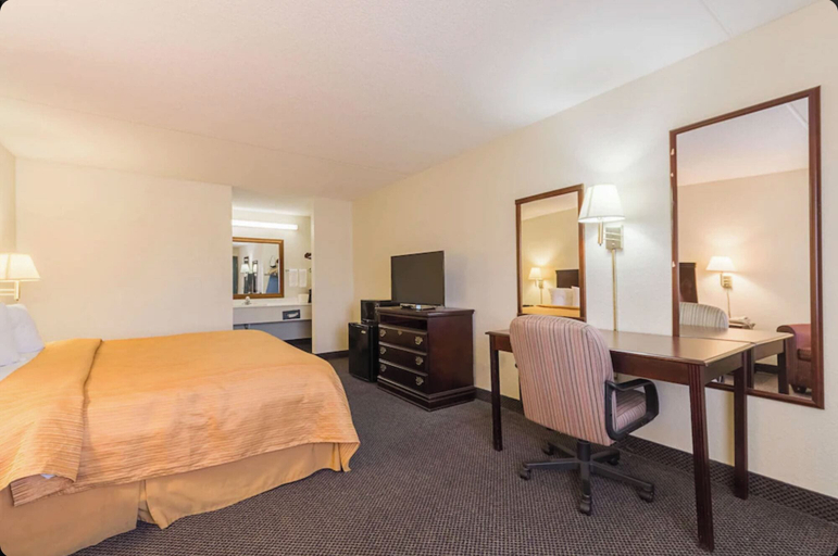 Bedroom 3, Eco Lodge Inn & Suites Bentonville near I 49, Benton