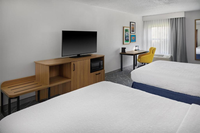 Bedroom 3, Hampton Inn & Suites Cleveland-Southeast/Streetsbo, Portage