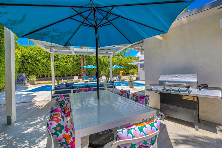 Outdoor dining 2, Experience Authentic Palm Springs Style at Meiselman Palms, Riverside