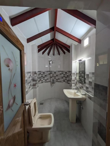 Bathroom 4, Airport Blessings Villa, Katana