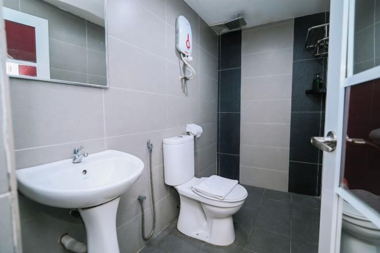 Bathroom 4, Swing & Pillows @ PJ SS2, Petaling Jaya