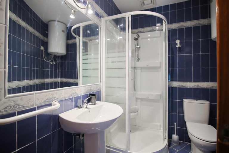 Bathroom 2, Zahara Suites Apartments, Cádiz