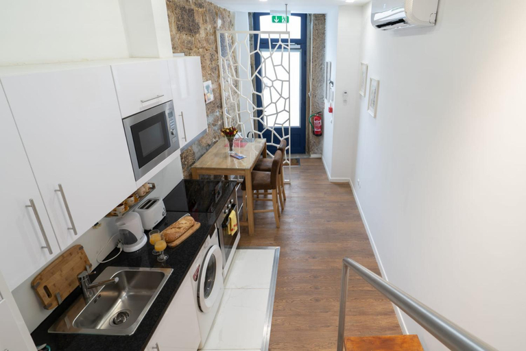 Food & Drinks, Charming Stone Wall Apt with Metro AC in Central Porto, Porto