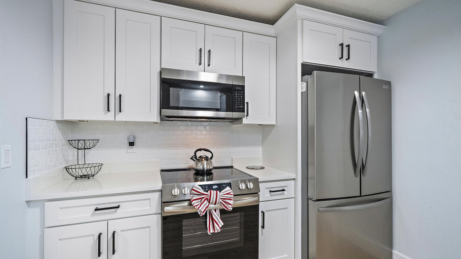 Private kitchen 3, Hemingway Hideaway 2 Bedroom Home, Sarasota