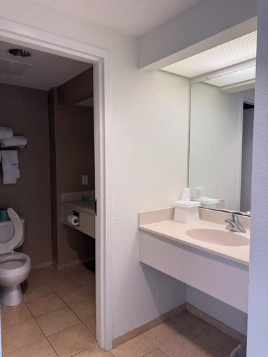 Bathroom 4, Epworth By The Sea, Glynn