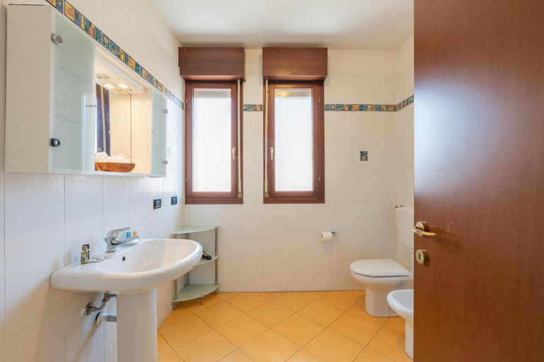 Bathroom 3, Maranello Suite, Modena